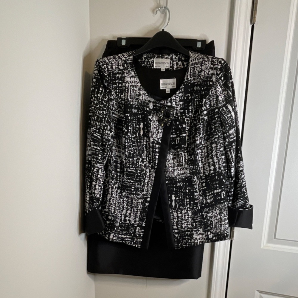Lily & Taylor 3 Piece Outfit Set Jacket Top Skirt Black‎ White Geometric Size 8